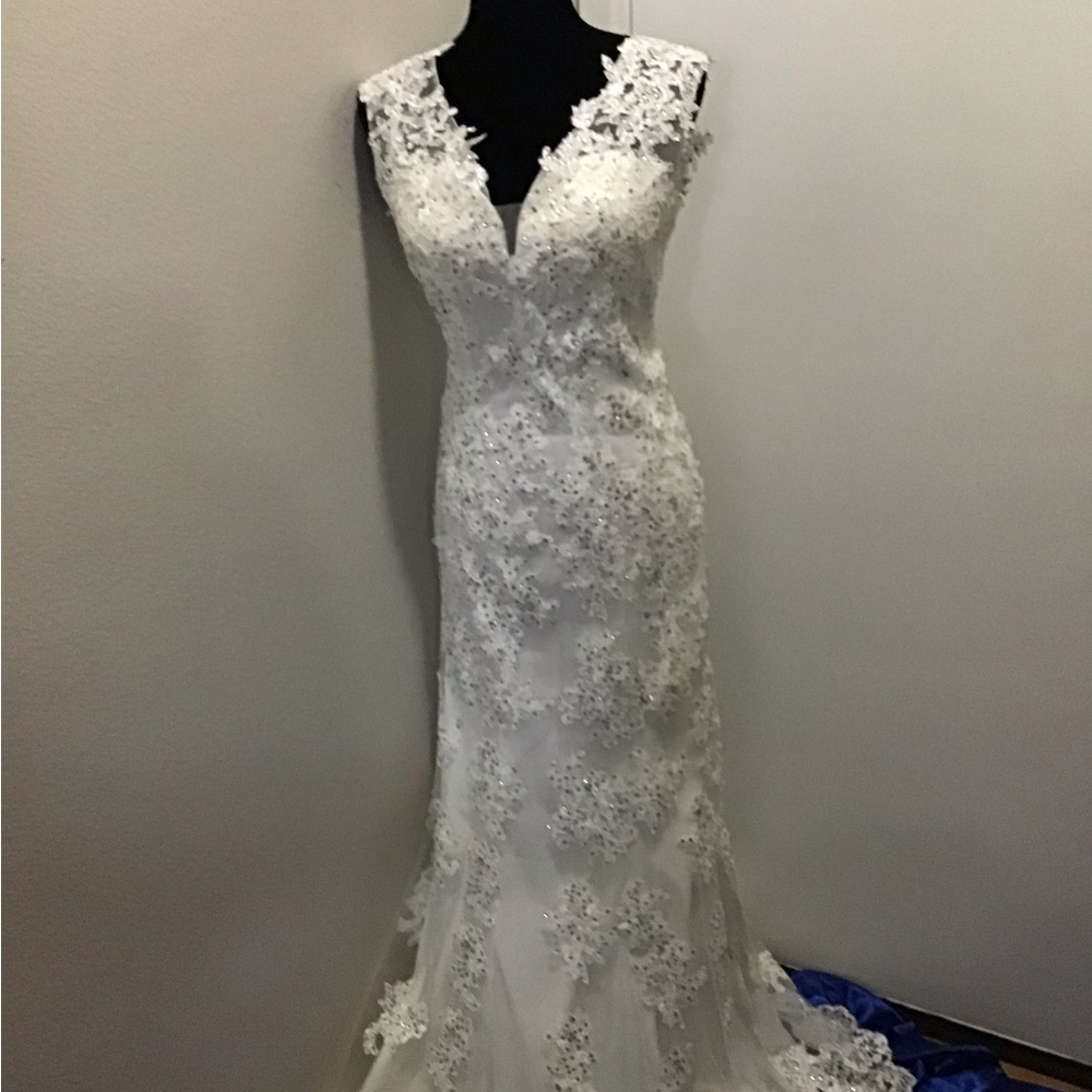 Minimal Mermaid Wedding Dress - Picture 1 of 9
